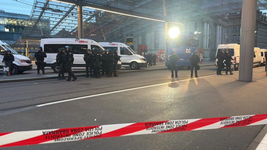 Zuvor hatte die Polizei die Menschen aufgerufen, den Platz zu verlassen.