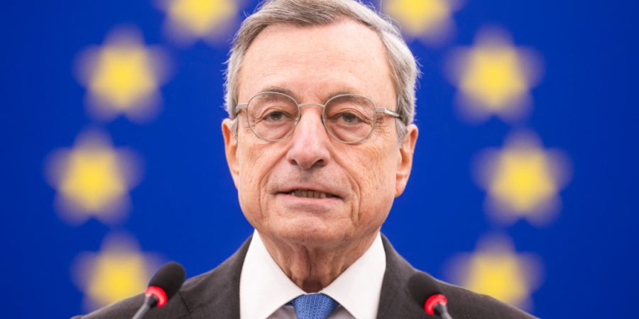 ARCHIV - Mario Draghi, ehemaliger Ministerpräsident von Italien und ehemaliger Präsident der Europäischen Zentralbank (EZB), steht im Plenarsaal des Europäischen Parlaments und spri...