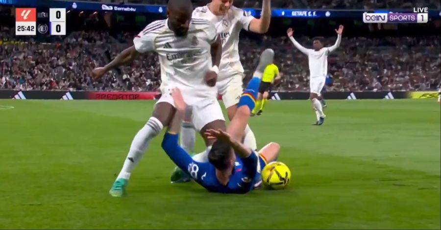 Real-Star Antonio Rüdiger grätscht anschliessend in vollem Tempo mit dem Knie voran rein.