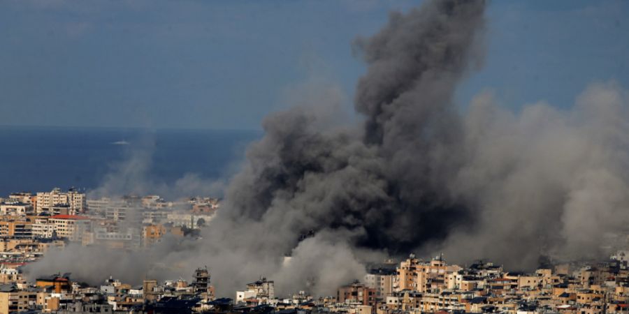 Nach einem israelischen Luftangriff auf ein mutmaßliches Hisbollah-Ziel steigt im Süden Beiruts Rauch auf. Foto: Marwan Naamani/dpa/Symbolbild