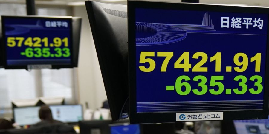 Elektronische Anzeigetafeln zeigen den japanischen Nikkei-Index, der am Mittwoch erneut eingebrochen ist. (Archivbild)