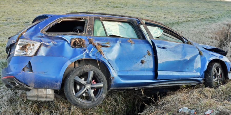 In Buttisholz LU ist am Donnerstag ein Auto von der Strasse abgekommen. Der Fahrer verletzte sich dabei.