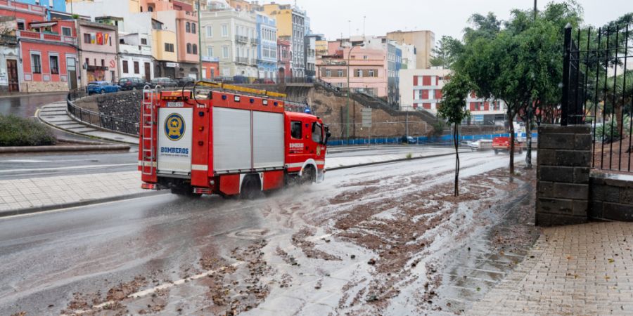 ARCHIV - Ein Feuerwehrauto fährt nach Regen eine schlammige Straße entlang. Foto: Europa Press/EUROPA PRESS/dpa