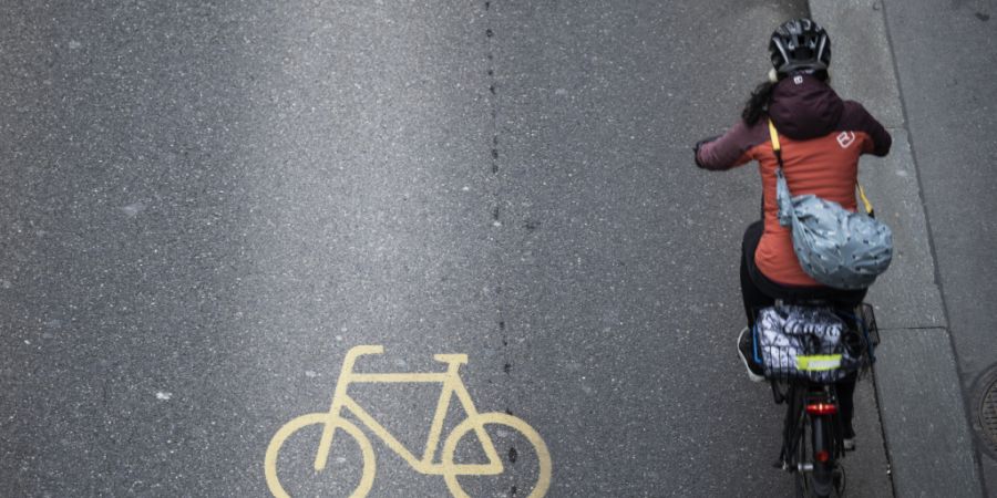Mehr Platz für Velos: Die Stadt Zürich hat am Neumühlequai vorübergehend eine Fahrspur für Autos gesperrt und als Veloweg markiert. Beim Kanton kommt das nicht gut an. (Symbolbild)