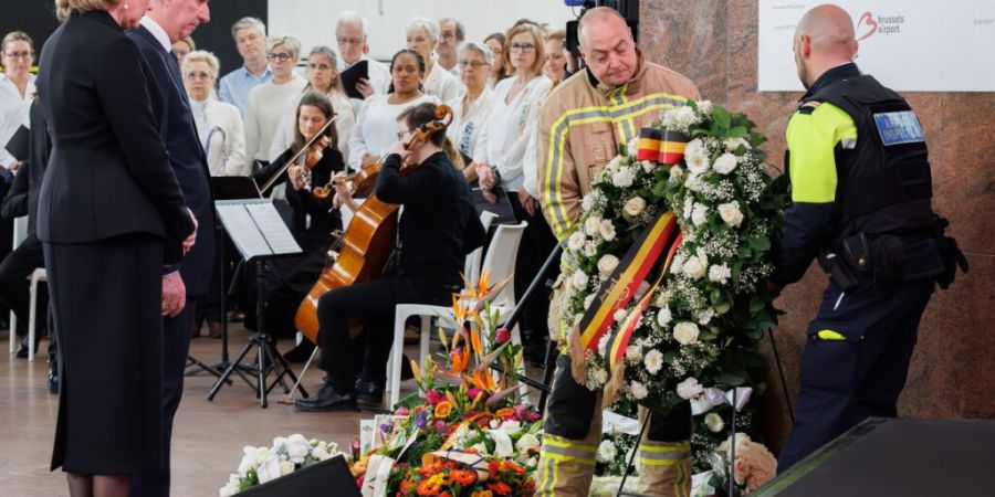 Königin Mathilde und König Philippe - Filip von Belgien während des Gedenkens an die Terroranschläge vom 22.03.2016 am Brüsseler Flughafen. Foto: Benoit Doppagne/Belga/dpa