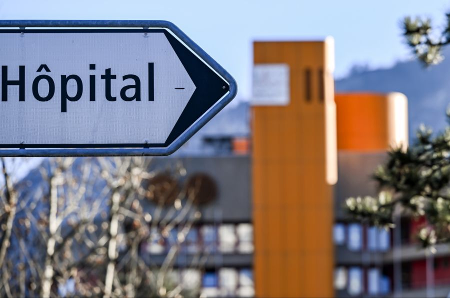 Für die Spitalmitarbeitenden im Wallis ist die Situation emotional belastend.