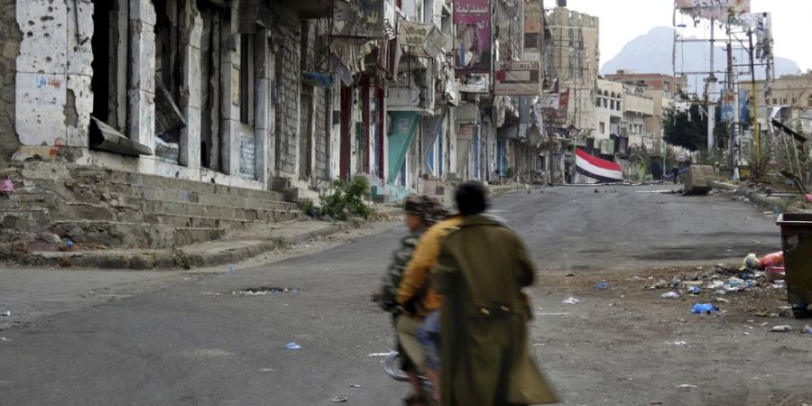 ARCHIV - Zerstörter Straßenzug im Jemen. Foto: Maad Al Zekri/AP/dpa/Archivbild