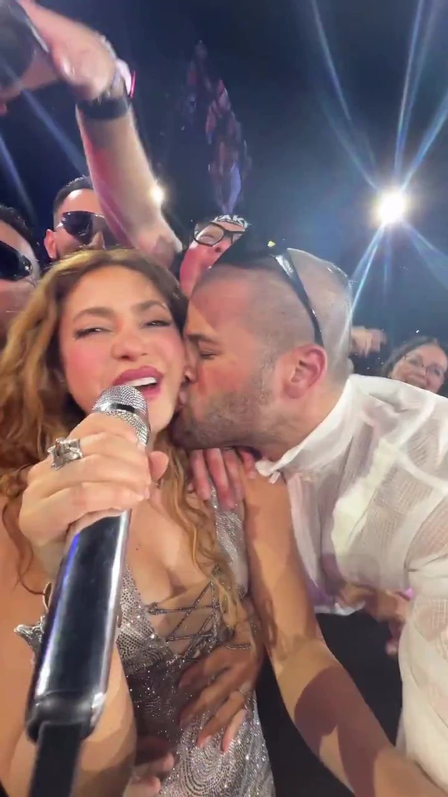 Danach küsst der Influencer die 48-Jährige ohne Einwilligung auf die Backe.