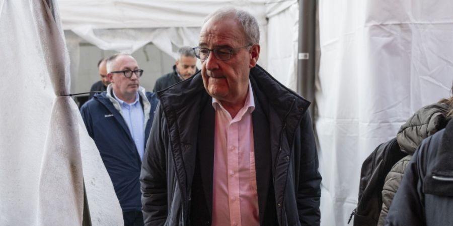 Bundespräsident Guy Parmelin besuchte am 1. Januar 2026 den Unglücksort in Crans-Montana. (Archivbild)