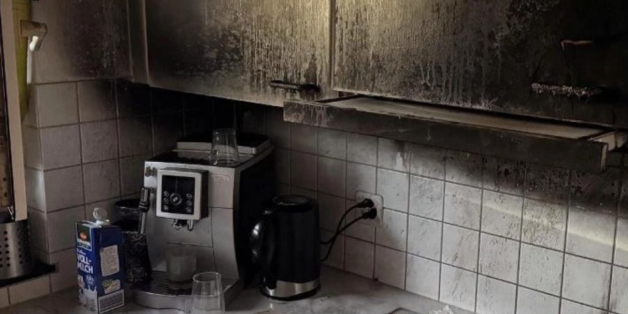 Am Montagabend kam es in der Stadt Schaffhausen zu einem Brand in der Küche einer Wohnung, wobei zwei Personen leicht verletzt wurden.