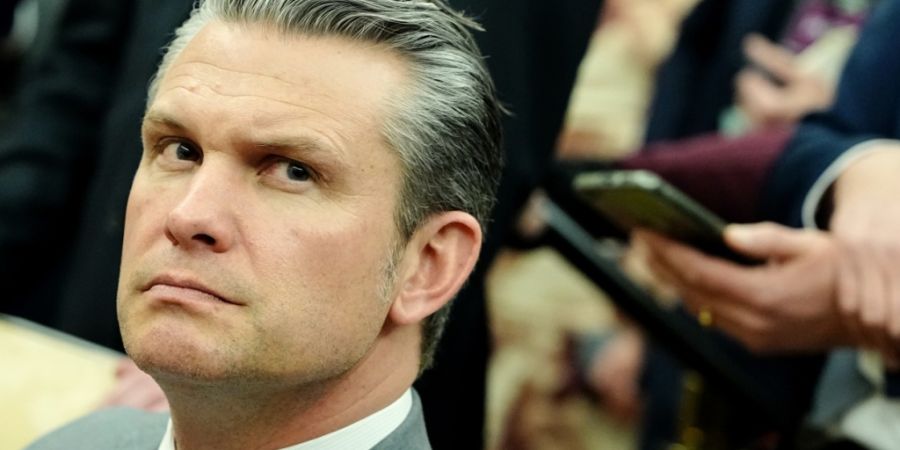 ARCHIV - US-Verteidigungsminister Pete Hegseth nimmt am Treffen von US-Präsident Trump und Bundeskanzler Merz im Weißen Haus teil. Foto: Kay Nietfeld/dpa