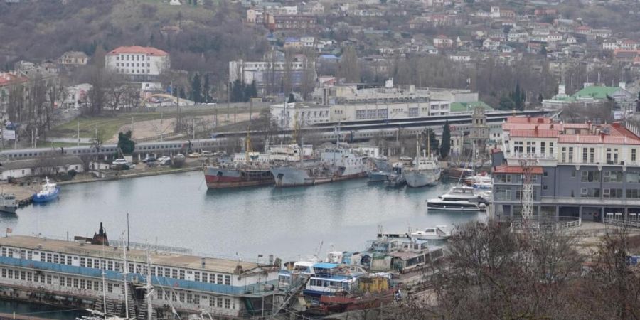 ARCHIV - Von einem Plateau der Hafenstadt aus ist die Sicht frei in eine Bucht, in der Schiffe stehen und auch der Bahnhof (r) zu sehen ist. Auf der von Russland besetzten Halbinsel Kri...