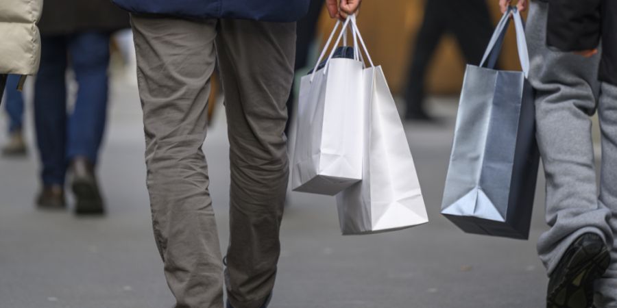 Im Dezember lief besonders der Verkauf von Nahrungsmitteln, Getränken und Tabak gut, während die Umsätze bei Bekleidung und Schuhen stabil blieben. (Archivbild)