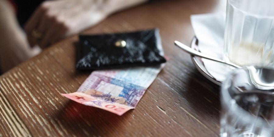 In gewissen Cafés und Bars kann man weiterhin nur mit Bargeld bezahlen. (Archivbild)