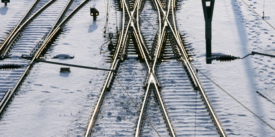 Der Schienenverkehr ist fast völlig lahmgelegt. (Symbolbild)