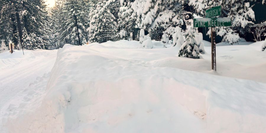 Schnee türmt sich entlang einer Straße in Kalifornien. Foto: Brooke Hess-Homeier/FR172061 AP/AP/dpa