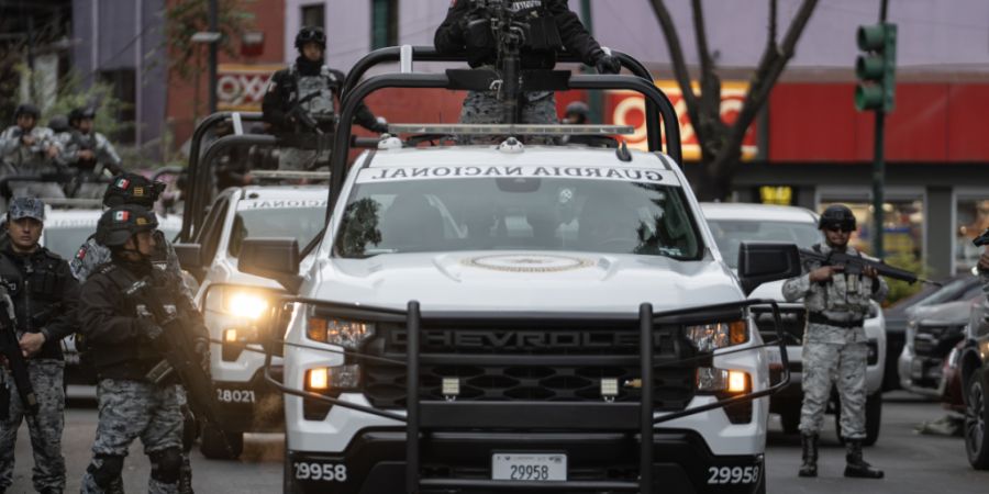 Mitglieder der Spezialeinheiten der Nationalgarde und der Secretaria de Seguridad Ciudadana stehen Wache vor der Fiscalia General de la Republica. Foto: Félix Márquez/dpa