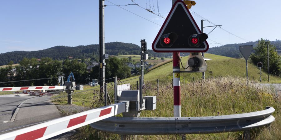 Ein Lieferwagenlenker brachte sich in Winterthur mit einer Fahrt rückwärts in Sicherheit. Dabei beschädigte er allerdings die Bahnschranke. (Symbolbild)