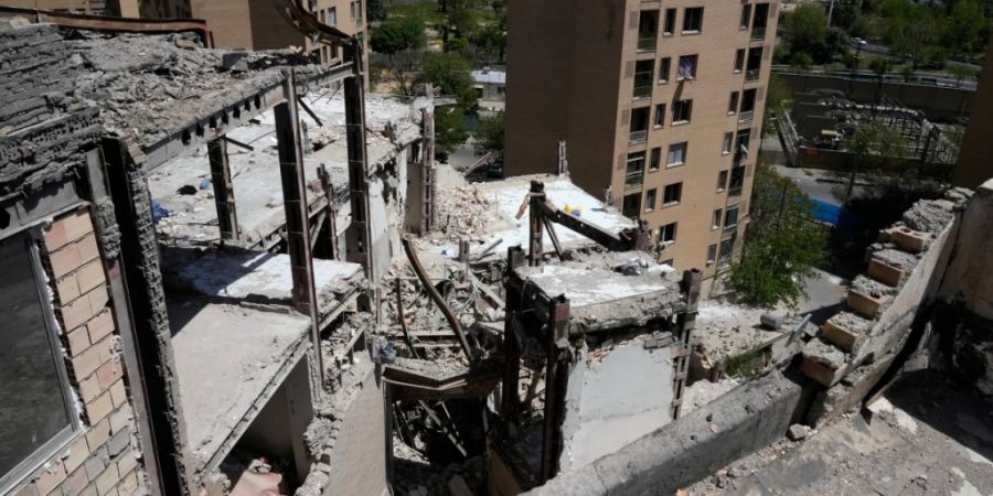 Beschädigtes Wohnhaus in Teheran. Foto: Vahid Salemi/AP/dpa