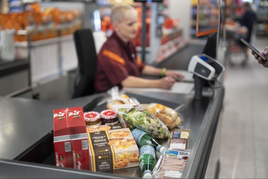 Die Migros verliere derweil aufgrund der anhaltenden Diskussionen über strategische Anpassungen und Umstrukturierungen an Beliebtheit.