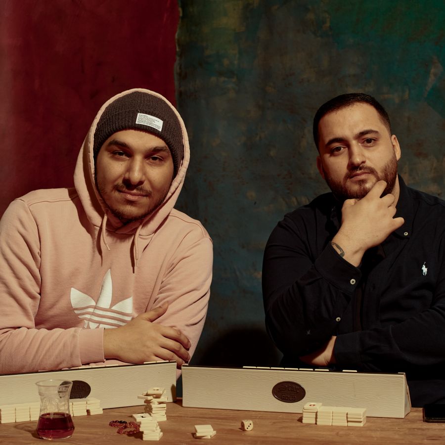 «Kurds & Bündig» ist der Podcast «für alle, deren Namen im Word rot unterstrichen wird».