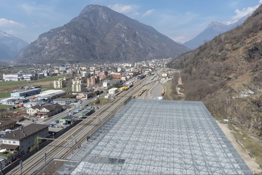 Fast schön frühlingshaft mild ist es am Wochenende im Tessin wie hier in Biasca.