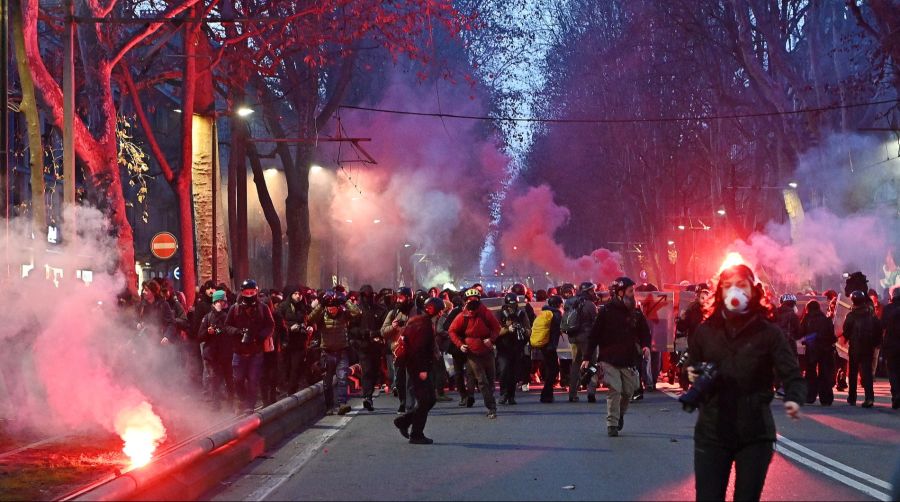 15'000 Menschen demonstrierten in Turin zunächst friedlich, dann eskalierte die Situation.