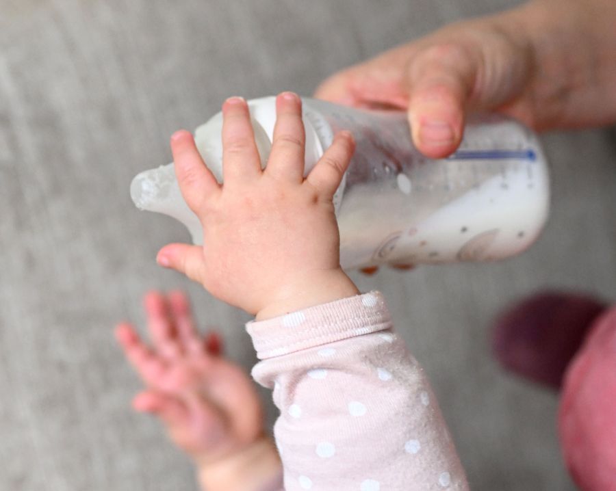 Sollte ein Baby verunreinigte Milch trinken, zeigt sich dies mit Übelkeit und Erbrechen.