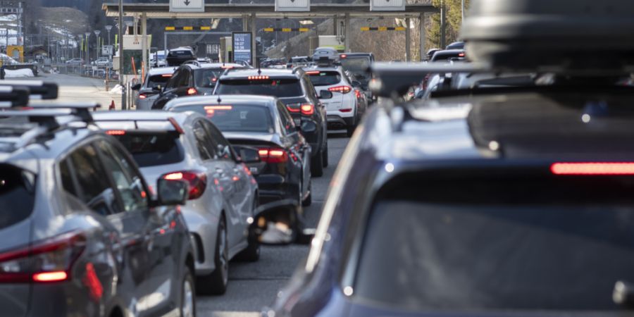 Wegen eines Lawinenniedergangs musste der Autoverlad Lötschberg am Donnerstag vorübergehend eingestellt werden. (Symbolbild)