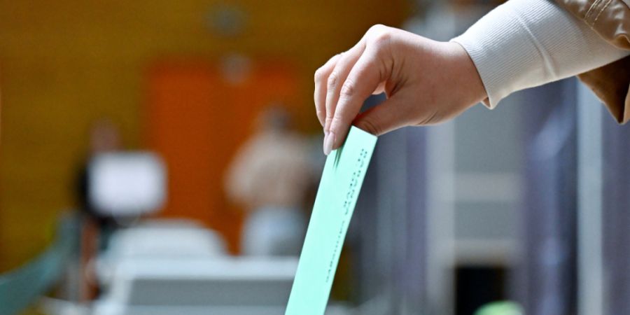 Eine Frau gibt ihre Stimme in einem Wahllokal während der ungarischen Parlamentswahlen ab. Foto: Denes Erdos/AP/dpa