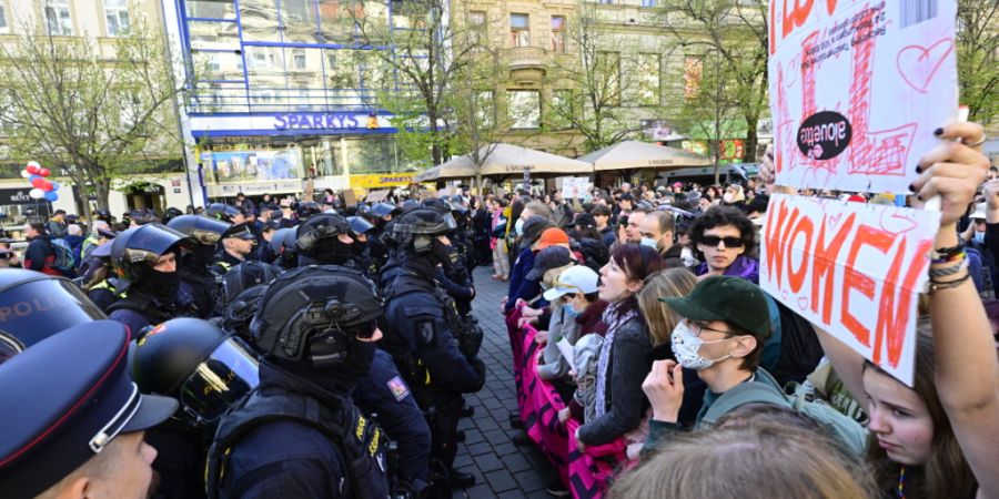Polizeibeamte stehen Demonstranten bei der Veranstaltung  ́Marsch f ̧r das Lebena auf dem HradcanskÈ-Platz gegen ̧ber. Foto: ∑im·nek VÌt/CTK/dpa
