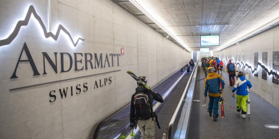 Wintergäste im Bahnhof Andermatt im Skigebiet Andermatt-Oberalp-Sedrun. (Symbolbild)