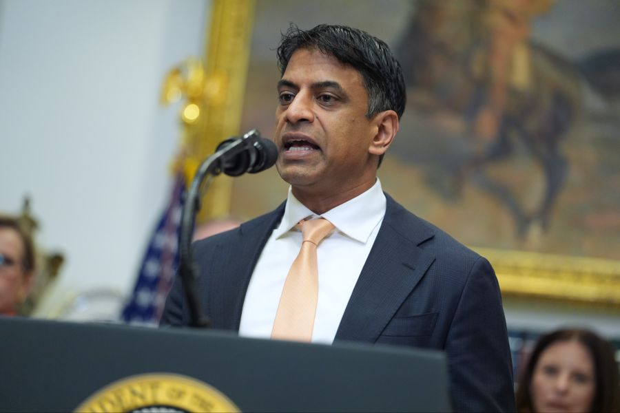 Auch Konkurrent Novartis steigerte sein Budget – und gab 2025 rund 1,7 Millionen Dollar mehr aus als im Jahr zuvor. (Im Bild: Novartis-CEO Vasant Narasimhan)