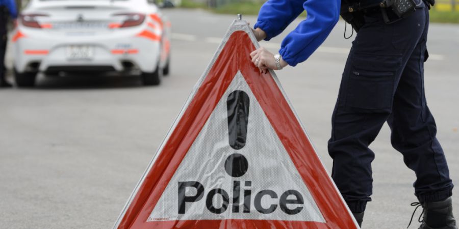 Nach dem frontalen Zusammenstoss bei Les Clées in der Waadt starb die 18-jährige Autofahrerin, die von der Spur abgekommen war, noch am Unfallort. (Archivbild)