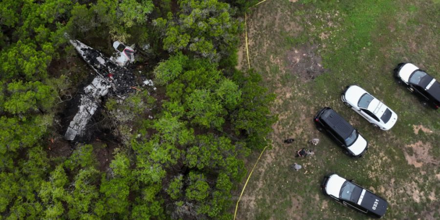 Eine abgestürzte Cessna liegt in einem Waldgebiet an der Round Rock Road. Foto: Jay Janner/Austin American-Statesman/AP/dpa - ACHTUNG: Nur zur redaktionellen Verwendung im Zusammenhang...