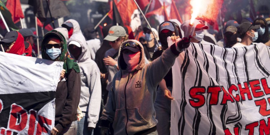 Eine unbewilligte Nachdemonstration in Zürich hielt die Polizei am 1. Mai auf Trab.