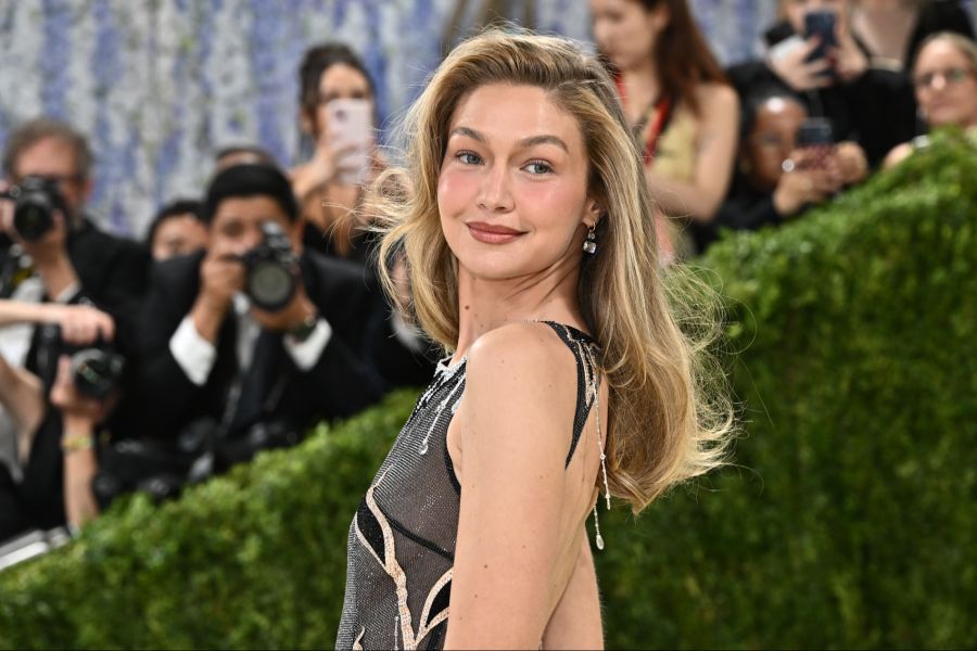 Das Topmodel setzte auf viel Haut, Glanz und einen dramatischen Rückenabschluss.
