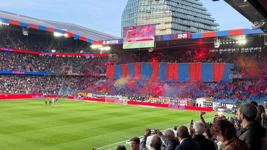 Tolle Fussball-Atmosphäre im Basler St.Jakob-Park. Die Muttenzerkurve und...