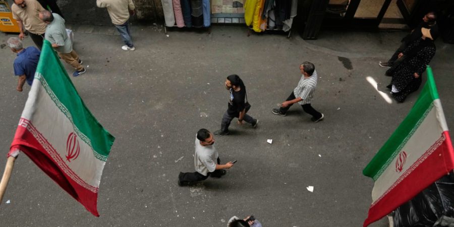 Menschen gehen über den Großen Basar in Teheran. Foto: Vahid Salemi/AP/dpa/Symbolbild