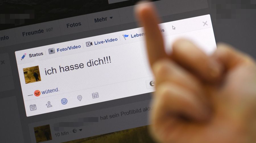 Der Verhaltenskodex des Bundes im Umgang mit Social Media weist darauf hin, dass «auch Äusserungen, welche Sie privat auf Social Media tätigen, das Ansehen der Bundesverwaltung schädigen können».