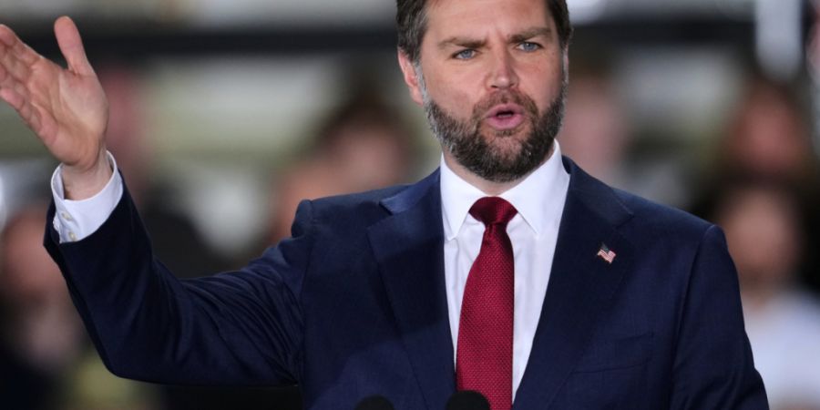 ARCHIV - US-Vizepräsident JD Vance spricht zu Arbeitern im Werk von EDSI Cables in Auburn Hills. Foto: Paul Sancya/AP/dpa