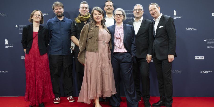 Die Crew des Gewinnerfilmes «Heldin» von Petra Volpe (Mitte rechts, mit Brille) am Freitagabend bei der Preisverleihung im Zürcher Kongresshaus.