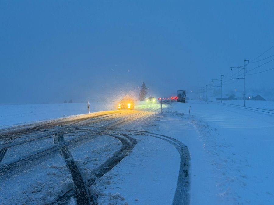 Die Strassen im Kanton Schwyz wurden am Donnerstagmorgen zur Rutschpartie.