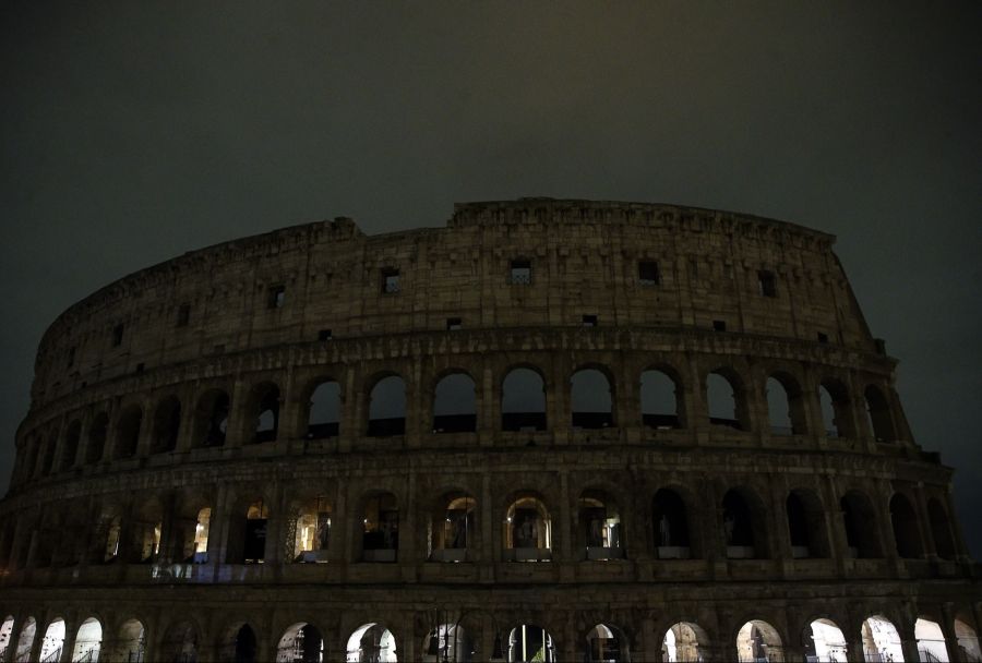 Das Kolosseum in Rom in Dunkelheit gehüllt.