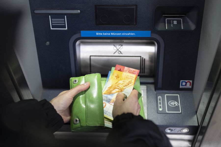 Gleichzeitig hat sich der Anteil der Befragten, die Bargeld unverändert nutzen möchten, seit 2022 stetig erhöht.