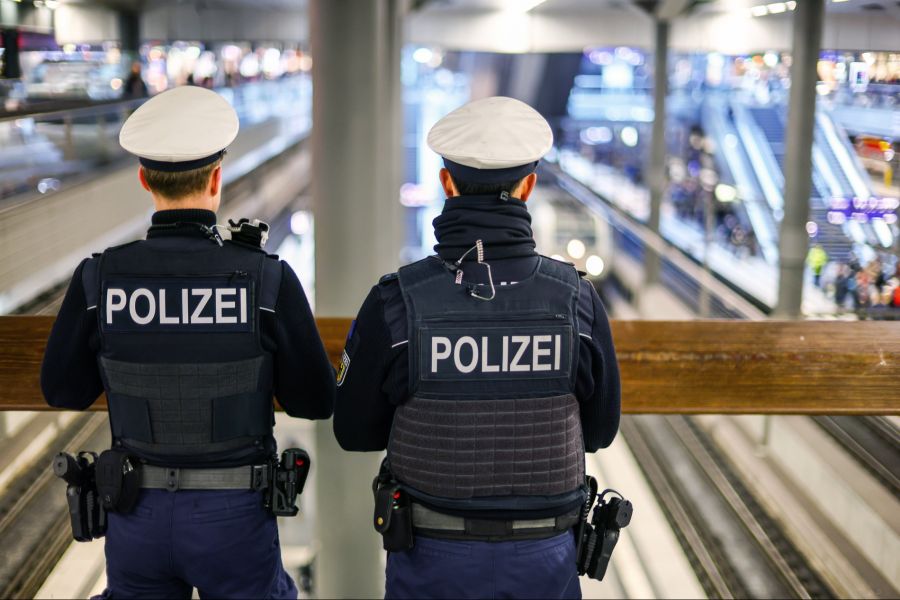 Er schlug auf das Opfer ein und trat es gegen den Kopf, als es am Boden lag.