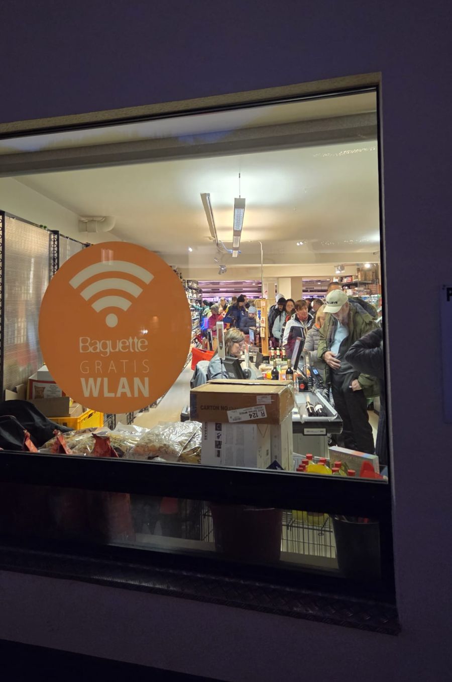 Nach dem Skifahren wollen in Serfaus viele Menschen einkaufen. Im MPreis bilden sich Schlangen.