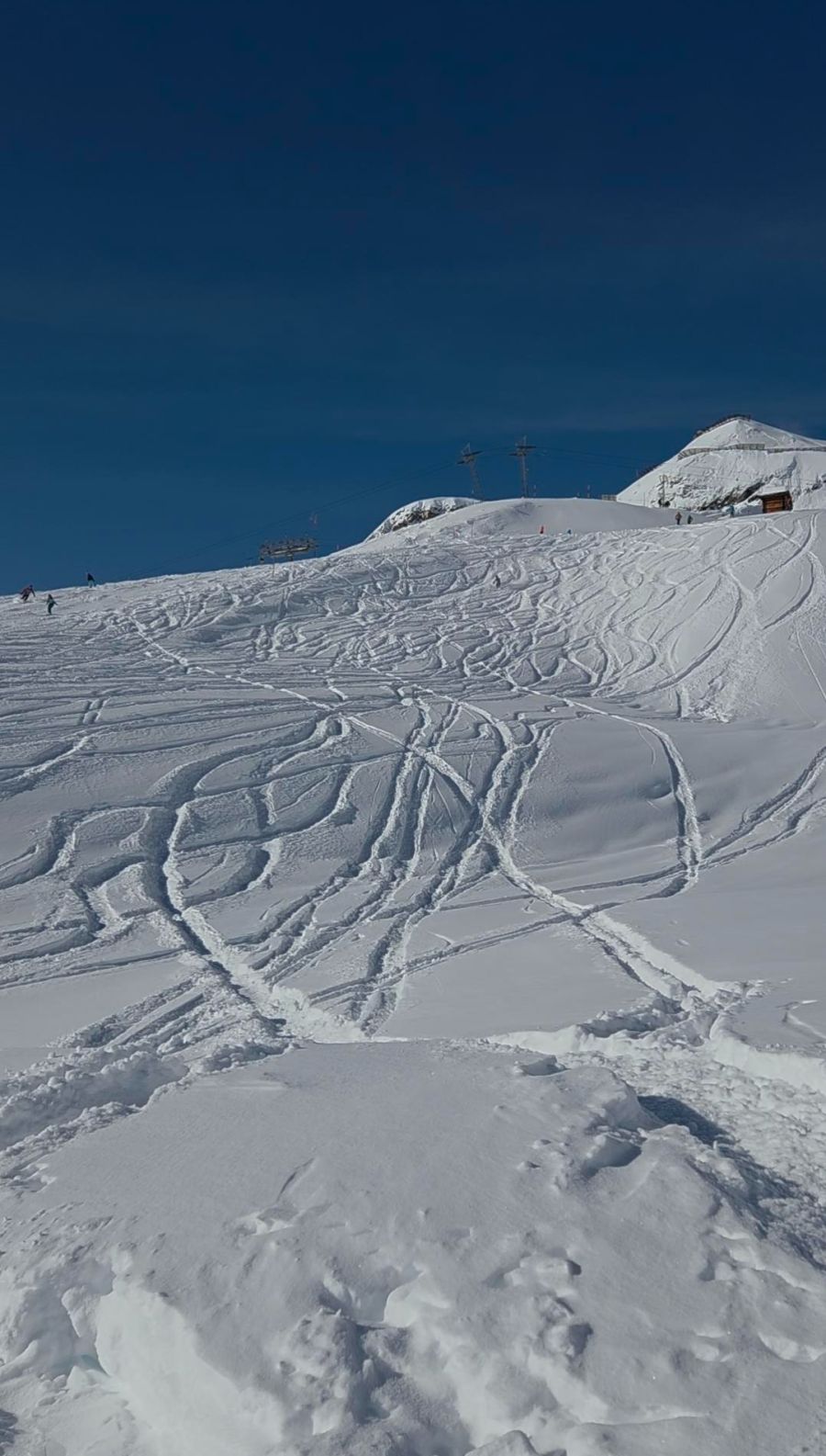 Die Lawinengefahr im Gebiet ist entsprechend gross – und die Pisten am Montag geschlossen.