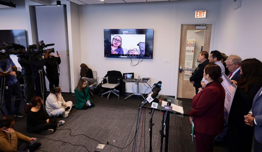 Trotz Krankheit trat die 16-Jährige vor Gericht auf, sprach bei Pressekonferenzen und kämpfte öffentlich gegen die Inhaftierung ihres Vaters.