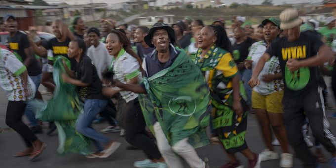 Anhänger der MK-Partei feiern mitten auf der Straße im Dorf Mahlbnathini im ländlichen KwaZulu-Natal, Südafrika, am Donnerstag, den 30. Mai 2024. South Africa Election